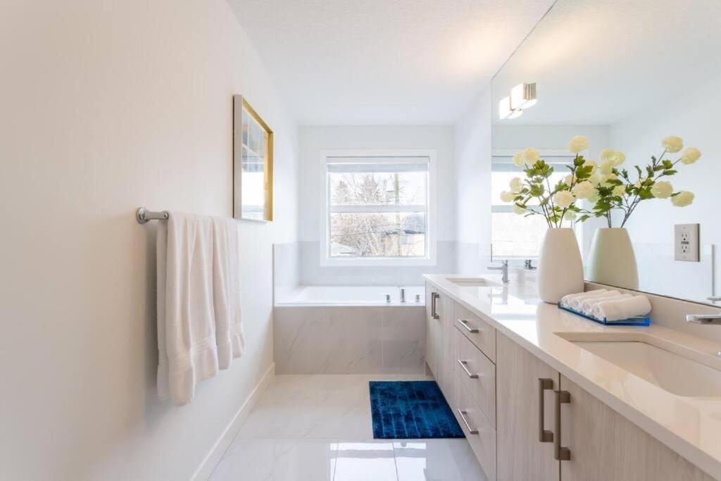 Bluewaters Ensuite Rooms- Shared Home Calgary Bagian luar foto